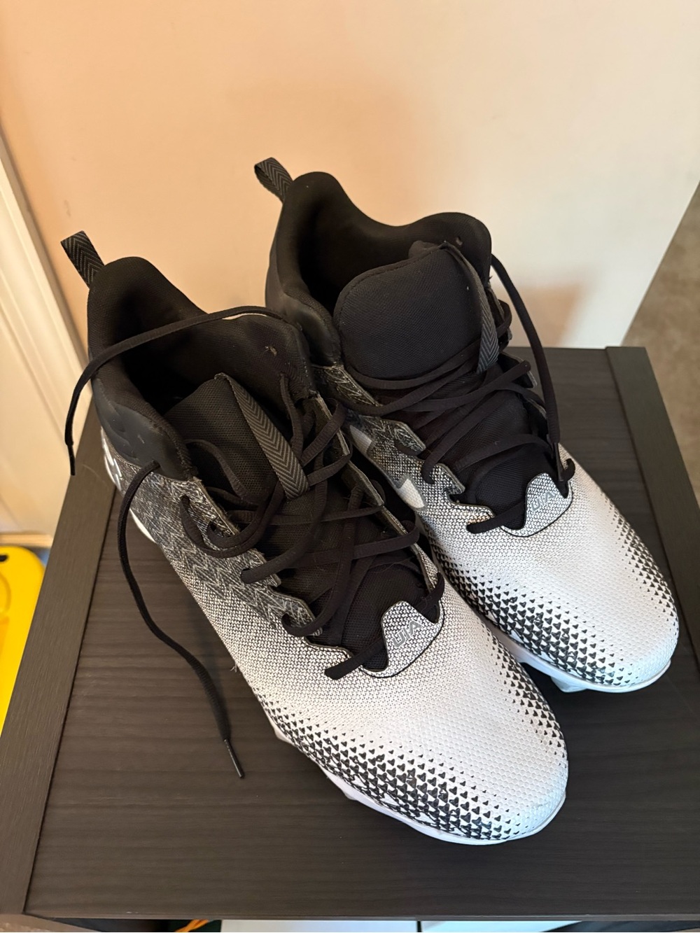 Under Armour Men's Black & White Knit Athletic Shoes